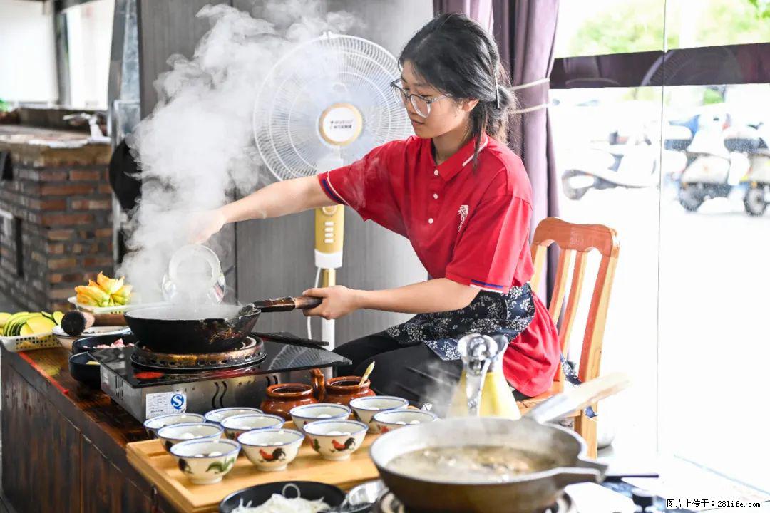 全网追的“扁担女孩”,找了一份暑假工,时薪12元 - 扬州生活资讯 - 扬州28生活网 yz.28life.com